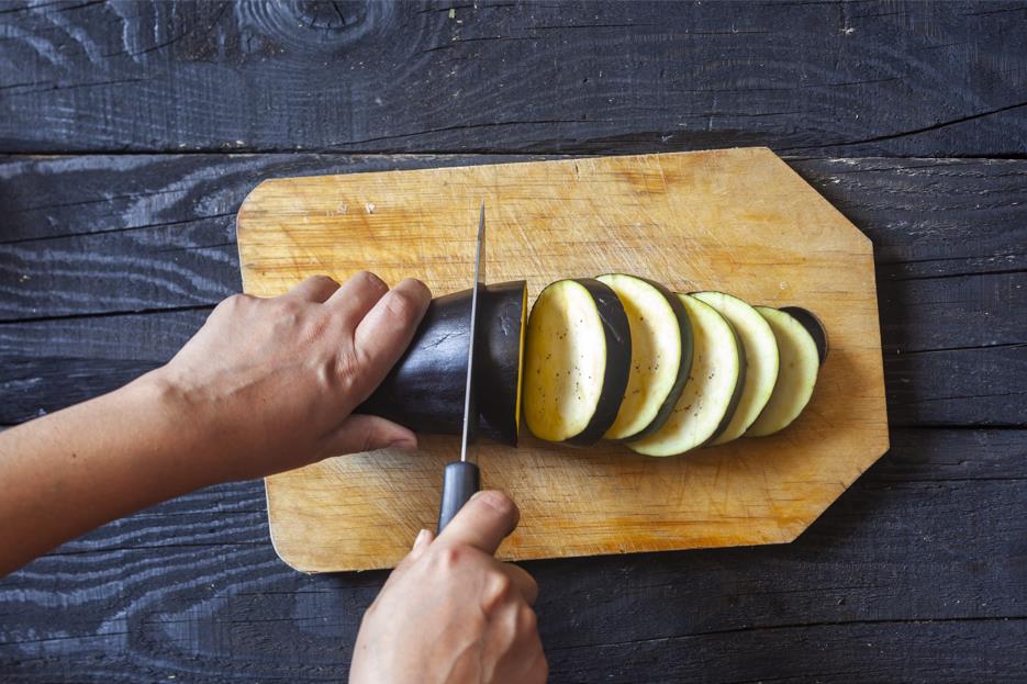 The best way to slice eggplant 